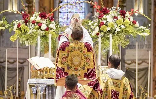 Msza św. w rycie trydenckim, na zakończenie pielgrzymki z Paryża do Chartres zorganizowanej przez stowarzyszenie Notre-Dame de Chrétienté, Chartres, 9 czerwca 2025 r. // Fot. Frederic Petry / Hans Lucas / AFP / Esst News