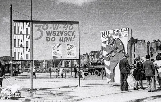 Hasła propagandowe zachęcające do głosowania w Referendum Ludowym. Warszawa, 1946 r. // Fot. Stanisław Dąbrowiecki / PAP