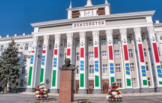 Tyraspol, Naddniestrze, Popiersie Lenina przed budynkiem Domu Sowietów // Julien / Adobe Stock