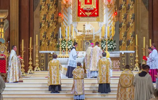 Abp Guido Pozzo, sekretarz Papieskiej Komisji Ecclesia Dei, celebruje Mszę pontyfikalną w bazylice MB Bolesnej Królowej Polski, Licheń Stary, lipiec 2018 r. // Fot. Dawid Gospodarek