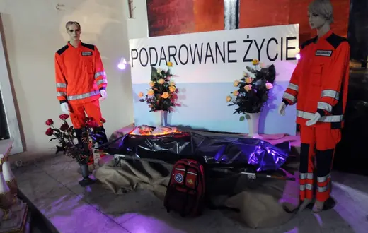 Grób Pański w kościele św. Mikołaja w Bydgoszczy: Jezus leży w worku na zwłoki przy inscenizacji wypadku drogowego. W kościele trwa promująca transplantacje akcja "Nie zabieraj swoich narządów do nieba". 31 marca 2013 r. / / fot. Paweł Skraba / Reporter