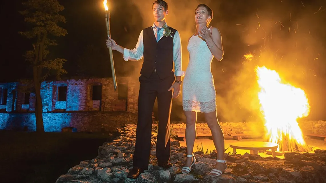 Nowożeńcy na zamku w Toszku, sierpień 2014 r. / JACEK TARAN