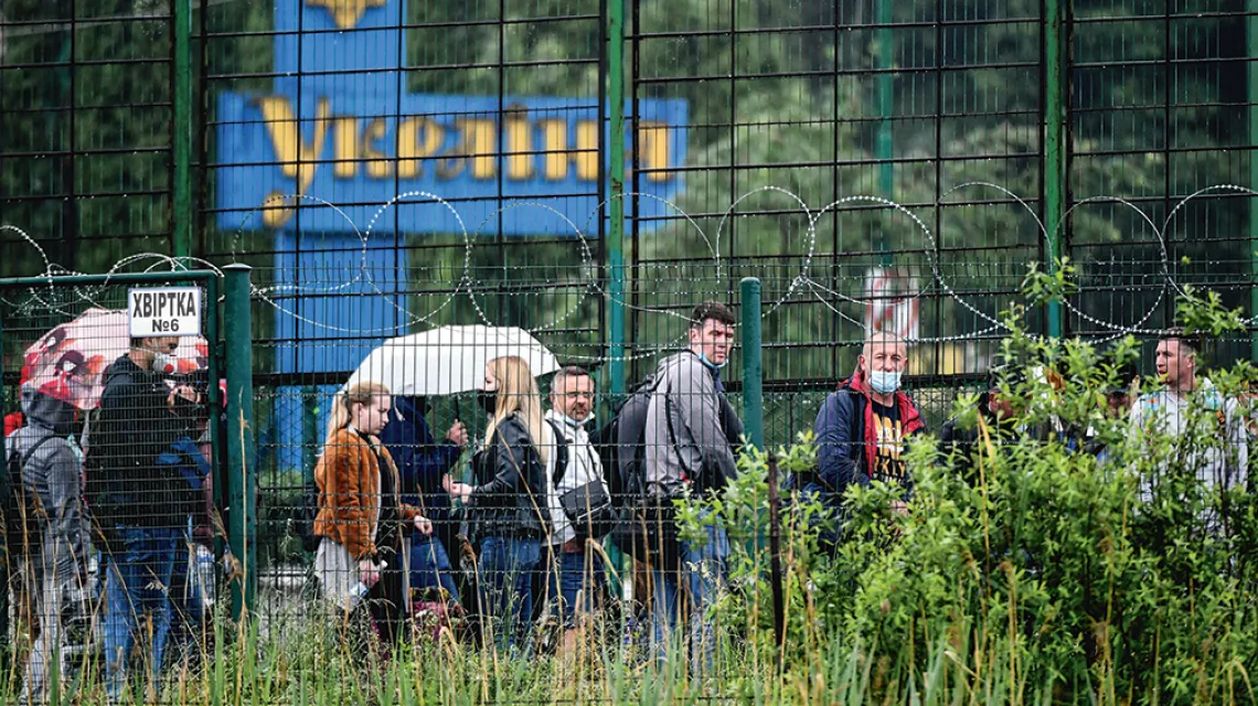 Szacuje się, że za granicą może pracować dziś nawet 5 mln Ukraińców. Na zdjęciu: na polsko-ukraińskim pieszym przejściu granicznym w Medyce-Szeginiu, czerwiec 2020 r. / DAREK DELMANOWICZ / PAP