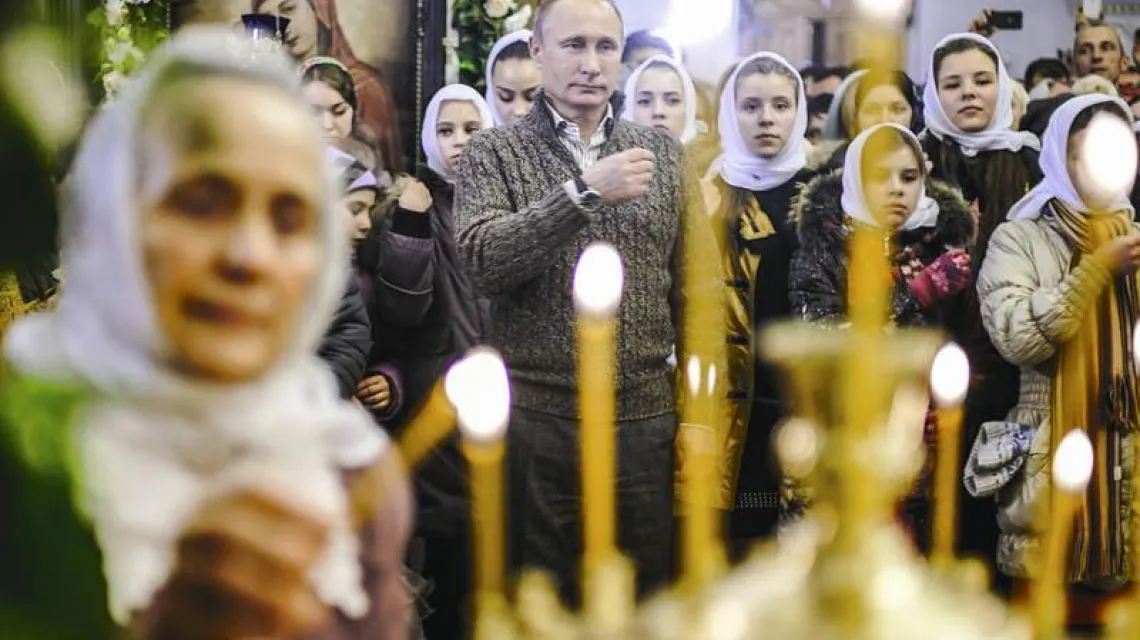 Władimir Putin w cerkwi w Otradnoje koło Woroneża. Boże Narodzenie w obrządku wschodnim, 7 stycznia 2015 r. / Fot. Alexei Druzhinin / AP / EAST NEWS