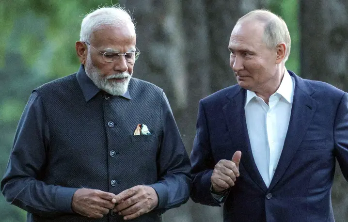 Premier Indii Narendra Modi podczas spaceru z prezydentem Wladimirem Putinem w ogrodach jego rezydencji w d Nowo-Ogarjowie pod Moskwą, 8 lipca 2024 r. // Fot. Gavriil Grigorov / POOL / AFP / East News