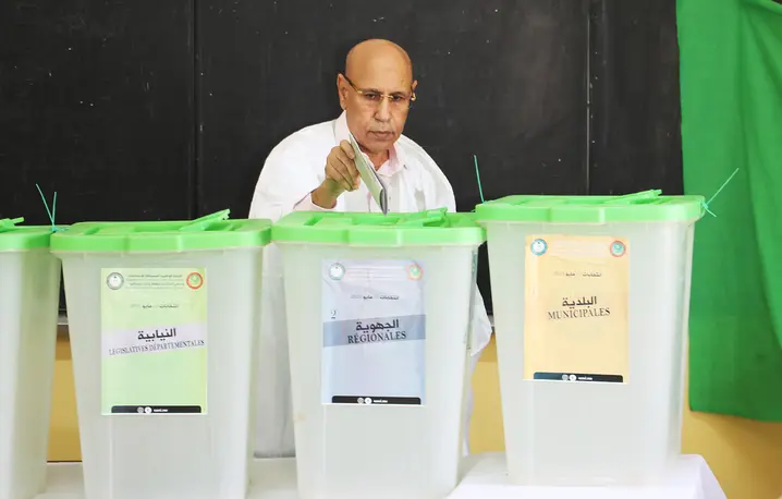 Prezydent Mauretanii Mohamed Ould Ghazouani oddaje swój głos w wyborach lokalnych w Nawakszut w Mauretanii, 13 maja 2023 r. // Fot. Ahmed Cheyakh Aly / Anadolu / Getty Images