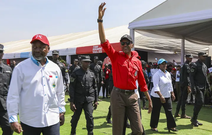 Urzędujący prezydent Rwandy Paul Kagame (w środku) podczas swojej kampanii prezydenckiej w Gahanga Site w Bumbogo na obrzeżach Kigali. Rwanda, 12 lipca 2024 r. // Fot. Damiel Irungu / EPA / PAP