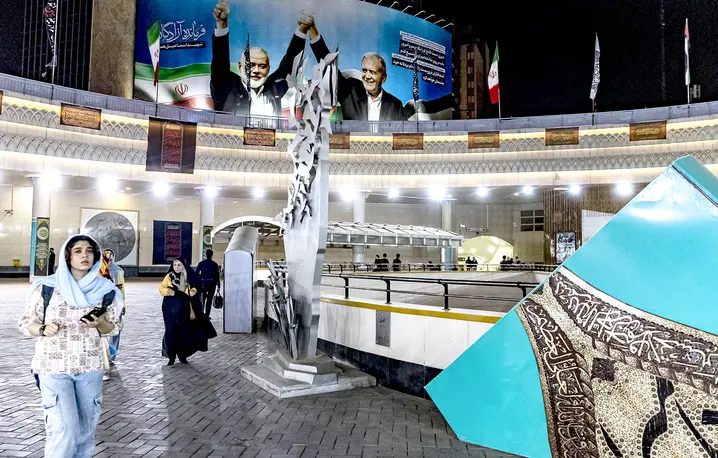 Centrum Teheranu - w tle widoczne wspólne zdjęcie zabitego przywódcy hamasu Ismaila Hanijja (po lewej) oraz prezydenta Iranu Masouda Pezeshkiana. 12 sierpnia 2024 r. // Fot. Saman / AFP / East News