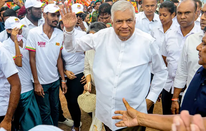 Ranil Wickremesinghe wśród swoich zwolenników na wiecu wyborczym w Galle. Sri Lanka, 18 września 2024 r. // Fot. AFP / East News