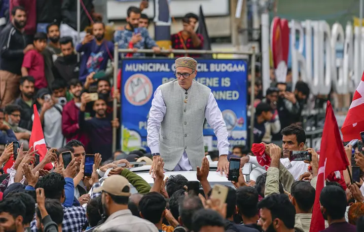 Omar Abdullah nowy premierem Kaszmiru świętuje zwycięstwo w wyborach do samorządu lokalnego. Budgam, 8 października 2024 r. // Fot. Dar Yasin / AP / East News
