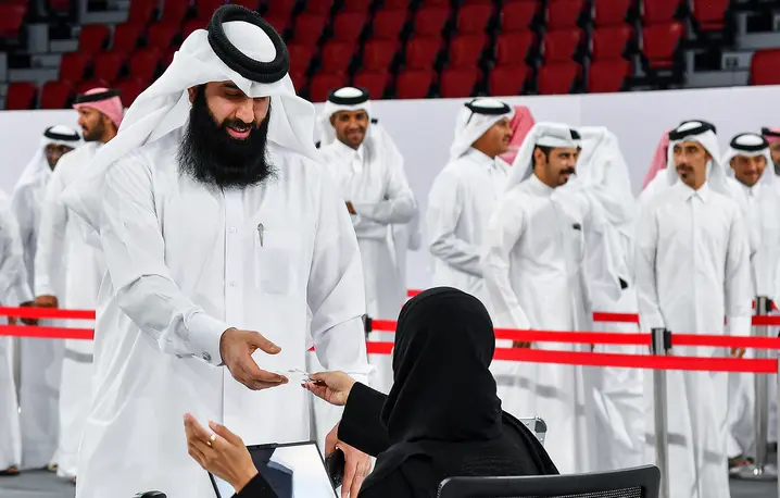 Wyborcy w referendum w sprawie zmian w konstytucji dotyczących zniesienia wyborów. Doha, Katar, 5 listopada 2024 r. // Fot. Noushad Thekkayil / NurPhoto / AFP / East News