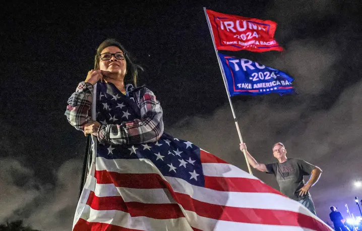Zwolennicy Trumpa po wygranych przez niego wyborach prezydenckich w Stanach Zjednoczonych. Floryda, 5 listopada 2024 r. // Fot. Giorgio Viera / AFP / East News