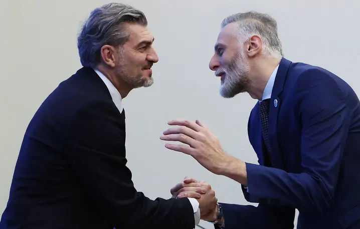 Micheil Kawelaszwili (z lewej), były piłkarz a obecnie kandydat na prezydenta Gruzji, przyjmuje gratulacje od swoich partyjnych kolegów z Gruzińskiego Marzenia, Tbilisi, listopad 2024 r. // Fot. Gruzińskie Marzenie / AFP / East News
