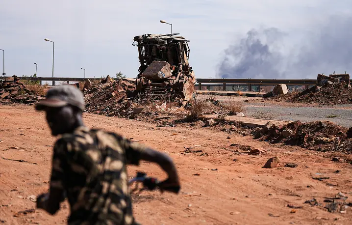 Widok z linii frontu, gdzie dochodzi do starć pomiędzy armią a Siłami Szybkiego Wsparcia (RSF). Chartum, Sudan, 27 grudnia 2024 r. // Fot. Osman Bakir / Getty Images
