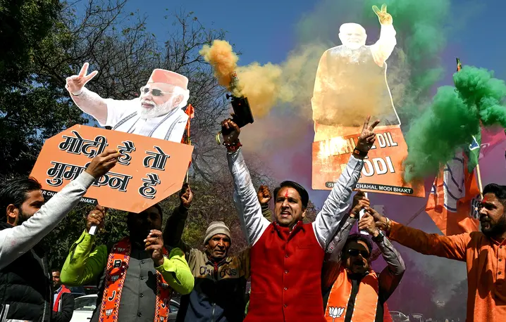 Zwolennicy Indyjskiej Partii Ludowej świętują prowadzenie w wyborach do stołecznego parlamentu. Delhi, Indie, 8 lutego 2025 r. // Fot. Arun Sankar / AFP / East News