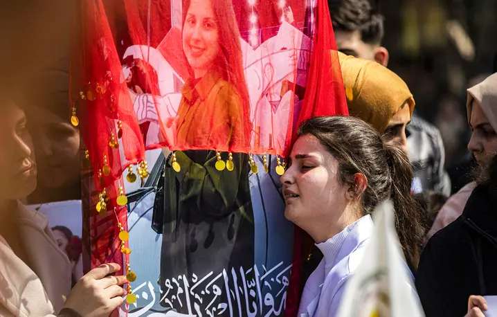 Opłakiwanie ofiar przemocy na tle religijnym skierowana przeciwko mniejszości alawickiej. Qamishli, Syria 11 marca 2025 r. // Fot. Delil Souleiman / AFP / East News