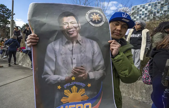 Pikieta zwolenników byłego prezydenta Filipin Rodrigo Duterte przed Międzynarodowym Trybunałem Karnym w Hadze. Holandia, 14 marca 2025 r. // Fot. Charles M. Vella / SOPA / LightRocket / Getty Images