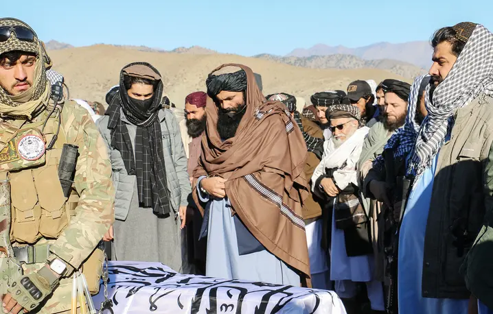 Siradżuddin Haqqani (w środku), minister spraw wewnętrznych Talibów, bierze udział w ceremonii pogrzebowej ministra ds. uchodźców i repatriacji w na południe od Kabulu. Afganistan, 12 grudnia 2024 r. // AFP / East News