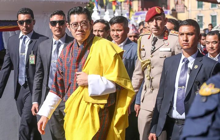 Król Bhutanu Jigme Khesar Namgyel Wangchuck odwiedza wpisaną świątynię w Katmandu. Nepal, 6 grudnia 2024 r. // Fot. Sanjit Pariyar / NurPhoto / Getty Images