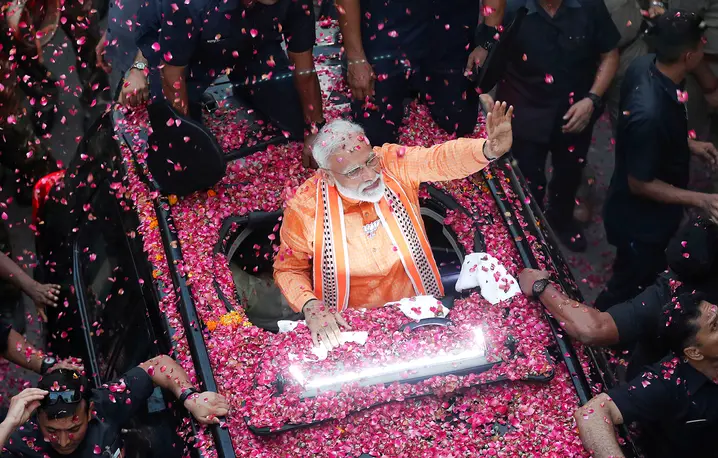 Premier Indii Narendra Modi podczas kampanii wyborczej do parlamentu. Waranasi, 25 kwietnia 2025 r. // Fot. Adnan Abidi / Reuters / Forum