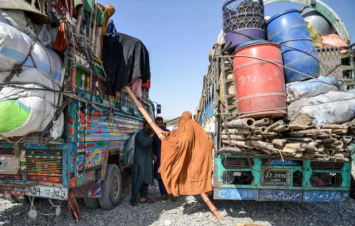 Uchodźczynie z Afganistanu zmuszone do powrotu z Pakistanu, w centrum rejestracyjnym w Takhta Pul w prowincji Kandahar, po afgańskiej stronie granicy. 13 kwietnia 2025 roku // Fot. Sanaullah Seiam / AFP / East News