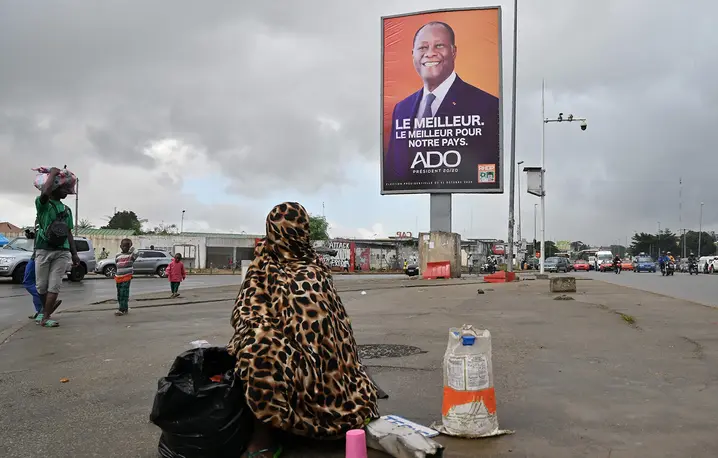 Plakat wyborczy prezydenta Wybrzeża Kości Słoniowej, Alassane'a Ouattary. Abidżan, 15 października 2020 r. // Fot. Issouf Sanogo / AFP / East News