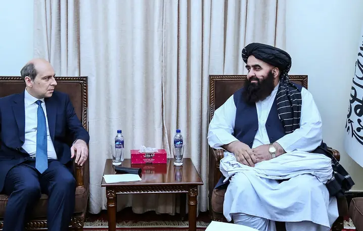 Dmitrij Żyrnow, ambasador Rosji w Afganistanie podczas spotkania z Amirem Khanem Muttaqi, ministrem spraw zagranicznych Afganistanu. Kabul, 17 kwietnia 2025 r. // Fot. Ministerstwo Spraw Zagranicznych Afganistanu / AFP / East News