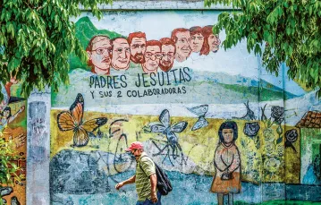 Mural poświęcony zabitym pracownikom jezuickiego Uniwersytetu Ameryki Środkowej w 1989 r. San Salvador, 11 września 2020 r. / RODRIGO SURA / EFE / FORUM