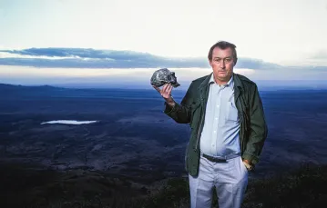 Richard Leakey z czaszką Homo erectus. Kenia, 1985 r. / CHIP HIRES / GAMMA-RAPHO / GETTY IMAGES