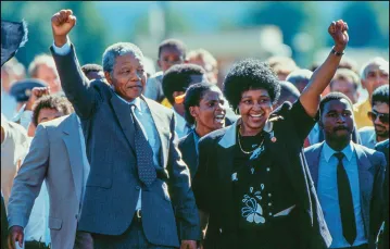 Po 26 latach spędzonych za kratami Nelson Mandela wychodzi na wolność, towarzyszy mu żona Winnie. Więzienie pod Kapsztadem, 11 lutego 1990 r. / ALLAN TANNENBAUM / POLARIS / EAST NEWS