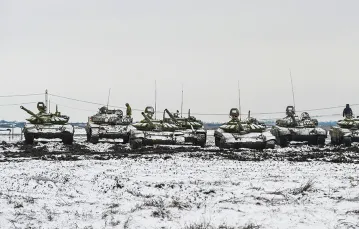 Przy granicy z Ukrainą Rosja zgromadziła ok. 130 tys. żołnierzy, gotowych w każdej chwili do nowej napaści na ten kraj. Na zdjęciu: rosyjskie czołgi w regionie rostowskim, blisko ukraińskiej granicy, 12 stycznia 2022 r. / SERGEY PIVOVAROV / REUTERS / FORUM