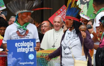 Przedstawiciele amazońskich Indian i papież Franciszek w procesji otwierającej synod dla Amazonii. Watykan, 7 października 2019 r. / fot. ANDREAS SOLARO / AFP / East News
