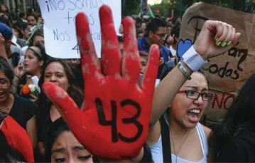 Demonstracja w stolicy Meksyku w sprawie 43 „znikniętych” studentów; 16 października 2014 r. / Fot. Marco Ugarte / AP / EAST NEWS