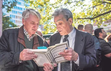 Robert Pinsky (z prawej) podpisuje swoją książkę, Boston, październik 2014 r. / Fot. Boston Globe / GETTY IMAGES